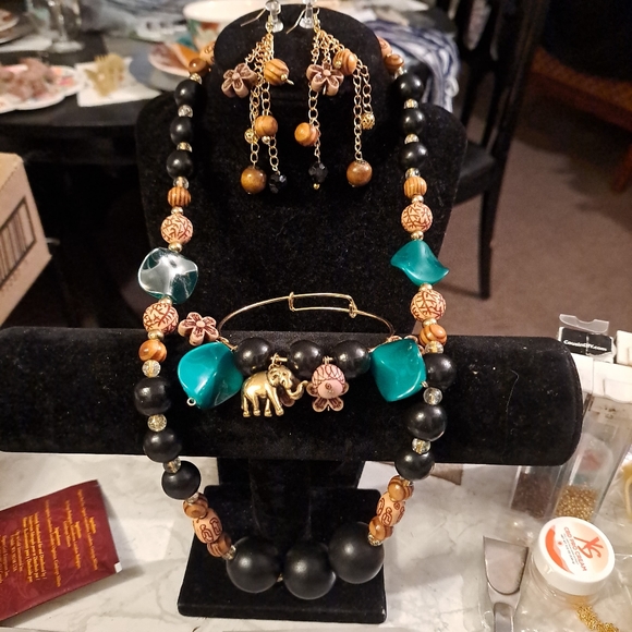 Classy Collection - Picture 3 of 6